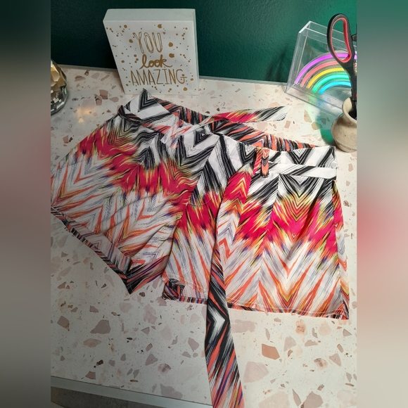 Lightweight shorts size 8 - Picture 2 of 4